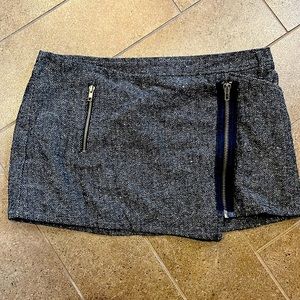 Vintage Guess miniskirt size 32 waist (size 12), black/white, fully unzips